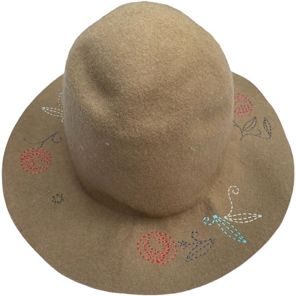 NWOT Floral Embroidered
Lucky Brand Hat Tan.